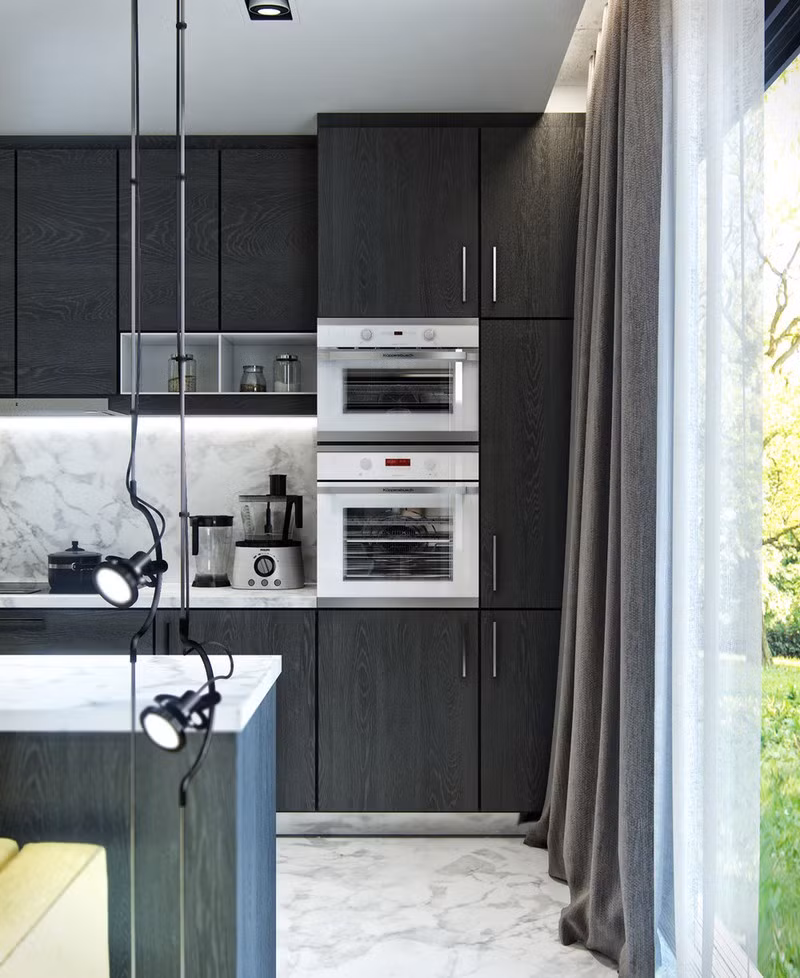 Nhà bếp được lát bằng đá cẩm thạch trắng mịn với đường vân màu xám sang trọng.