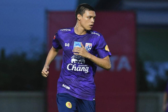 Supachai Jaided (21 tuổi) là một trong những cầu thủ nổi bật của xứ chùa Vàng. Anh là cầu thủ chủ chốt của CLB Buriram United, cũng là chân sút quan trọng của tuyển Thái Lan. Tháng 3 năm nay, trong trận thua 0-4 trước U23 Việt Nam, Supachai Jaided trở thành tâm điểm chỉ trích của dân mạng Việt Nam khi đấm trung vệ Trần Đình Trọng và nhận thẻ đỏ. Ngoài chuyên môn, chuyện đời tư của anh cũng là chủ đề nhận được nhiều sự quan tâm của dân mạng nước này.