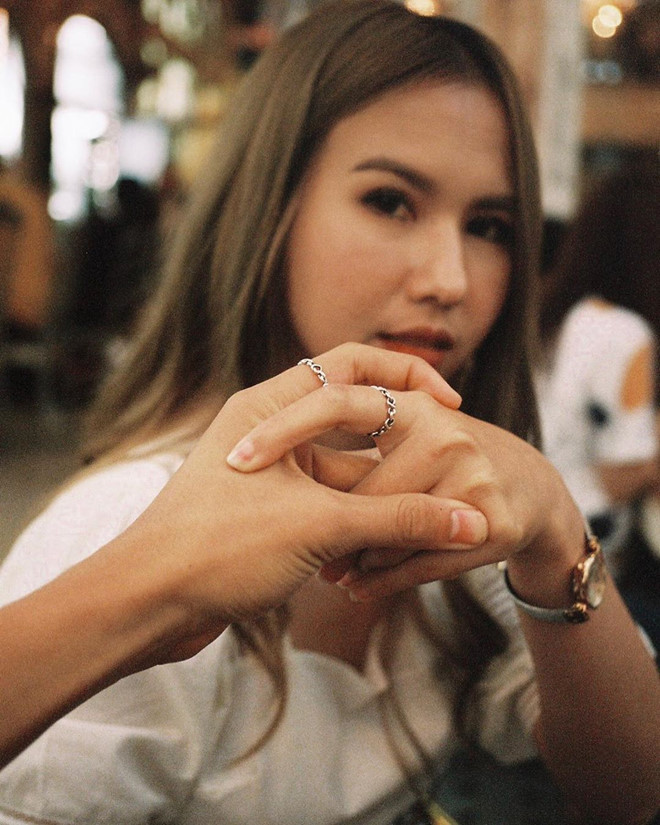 Pia và tiền đạo Supachai hẹn hò khá kín tiếng. Đôi trẻ ít khi chia sẻ hình ảnh hẹn hò tại trang cá nhân. Ngày 13/9 vừa qua, Pia đăng tải bức ảnh đeo nhẫn đôi với tiền đạo 21 tuổi và tag tên nửa kia ngọt ngào.