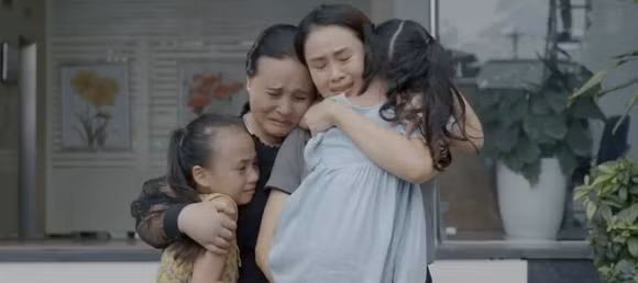 E-kip he lo mot phan y nghia ten phim 'Hoa hong tren nguc trai'-Hinh-2