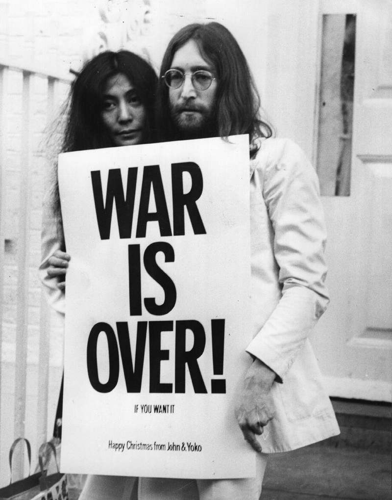 Bài hát “Give Peace a Chance” của John Lennon trở thành bài hát đại diện cho những người biểu tình phản đối chiến tranh Việt Nam.