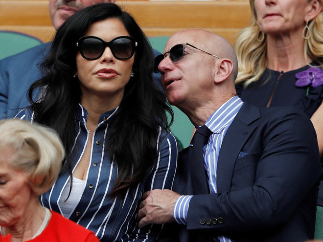 Vào tháng 7/2019, truyền thông chụp được cảnh tỷ phú Bezos và Lauren Sanchez ngồi với nhau ngay phía sau các thành viên Hoàng gia Anh trên khán đài, theo dõi trận chung kết Wimbledon giữa Roger Federer và Novak Djokovic. Ảnh: Reuters.