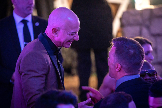 Giống như nhiều nhân vật siêu giàu khác, Jeff Bezos cũng đến thành phố Louisville, bang Kentucky để thưởng thức giải đua ngựa truyền thống Kentucky Derby. Ở giải đấu này, ông gặp gỡ với ngôi sao bóng bầu dục Tom Brady. Ảnh: Bryan Woolston.
