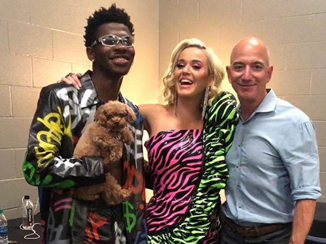 Người giàu nhất hành tinh mời rapper Lil Nas X và nữ ca sĩ Katy Perry đến biểu diễn ở buổi hòa nhạc dành cho 45.000 nhân viên Amazon. Ảnh: TMZ.