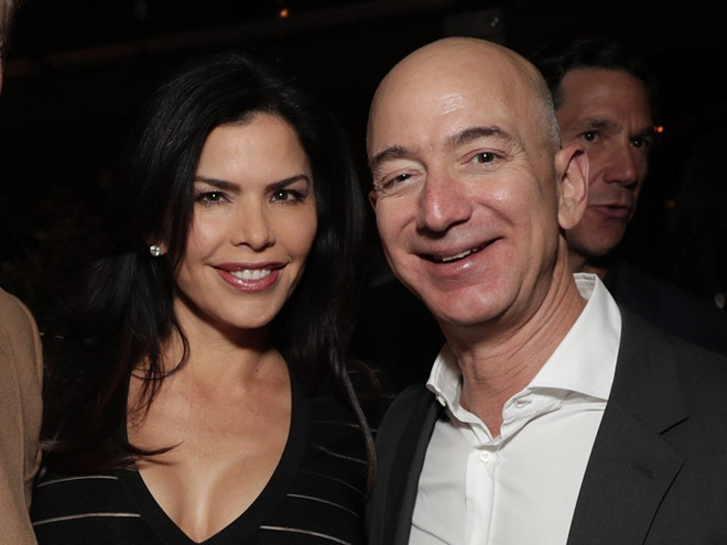 Kể từ đó, tỷ phú Bezos bắt đầu cuộc sống mới bên cạnh người tình Lauren Sanchez - một cựu MC truyền hình và hiện là phi công lái trực thăng. Ảnh: Getty.