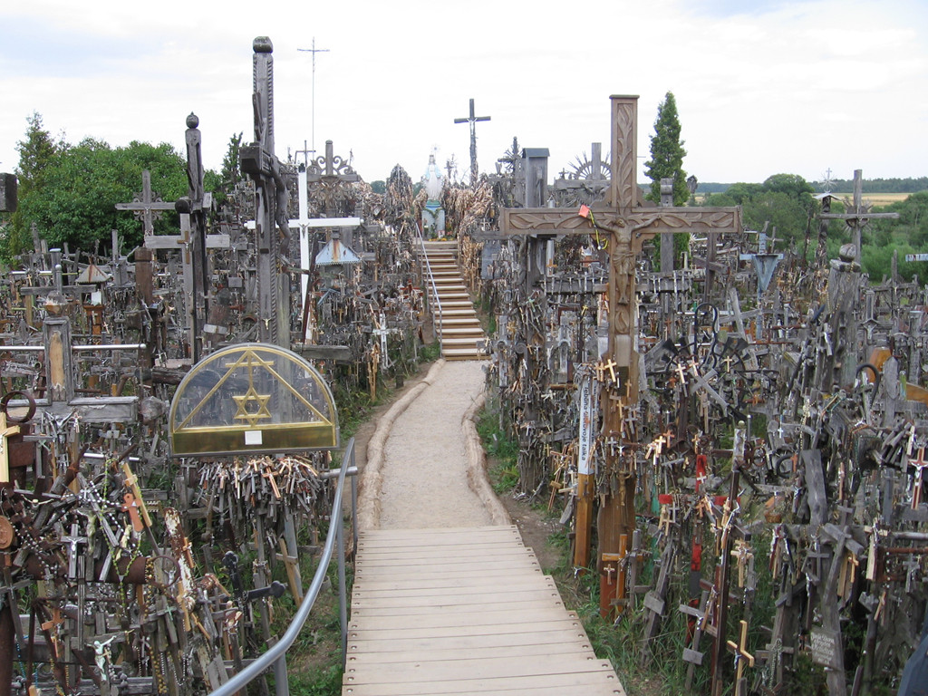 Ngọn đồi bị san phẳng 2 lần trong thời gian Nga chiếm đóng khi Kitô giáo cấm hoạt động trong lãnh thổ. Tuy nhiên, người dân Lithuania vẫn tiếp tục lẻn lên ngọn đồi và trồng lại cây thánh giá. Năm 1991, khi giành lại độc lập, ngọn đồi trở thành di sản mang ý nghĩa tôn giáo, lịch sử đối với người Lithuania. Hiện nay, Kryziu Kalna không chỉ là nơi hành hương nổi tiếng mà còn trở thành điểm du lịch hút khách. Ảnh: Turisto Pasaulis.