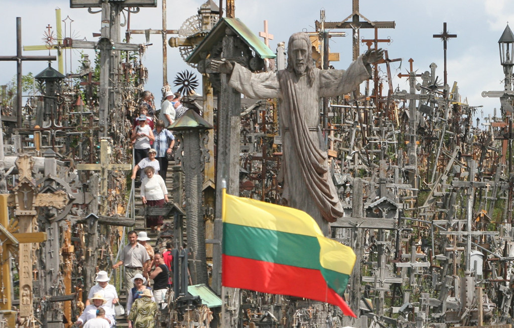 Truyền thuyết kể rằng con gái của nông dân người Lithuania bị bệnh nặng. Đêm nọ, ông mơ thấy người phụ nữ mặc đồ trắng xuất hiện, dặn làm cây thánh giá bằng gỗ và đặt trên ngọn đồi gần nhà để con gái khỏi bệnh. Sau đó, những người khác cũng đặt cây thánh giá lên ngọn đồi đó với hy vọng phép màu tương tự sẽ trao cho họ. Ảnh: 15min EN.