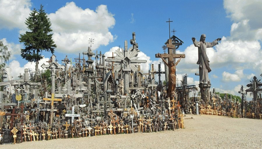 Một trong những cây thánh giá nổi tiếng nhất tại địa điểm này là tượng Chúa Jesus ngồi dưới mái nhà. Bức tượng được cho là vật tượng trưng thời kỳ thờ phụng Chúa Giêsu trong bí mật của người Lithuania. Năm 1993, Giáo hoàng John Paul II đã đến thăm và tuyên bố đây là nơi dành cho hy vọng, hòa bình, tình yêu và sự hy sinh. Ảnh: Delfi.