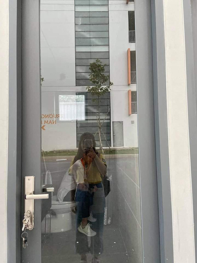 Vach ngan nha ve sinh trong suot khien hoc sinh do khoc do cuoi