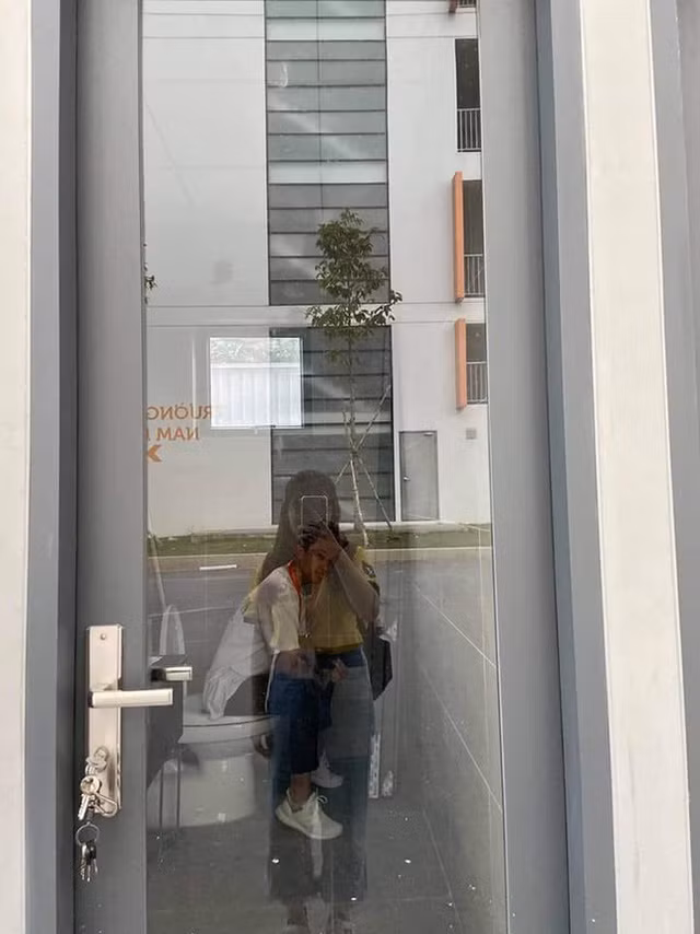 Vach ngan nha ve sinh trong suot khien hoc sinh do khoc do cuoi