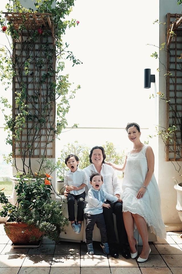 Gia đình 4 thành viên của Đỗ Hải Yến sẽ có thêm thành viên mới vào năm tới. Cô đang mang thai bé thứ 3 ở tuần 21 và trước đó đã có hai bé trai cực kỳ đáng yêu.