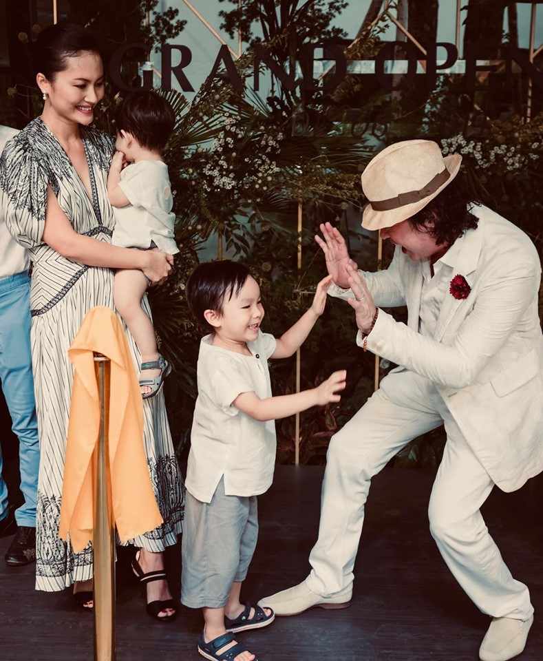 Cũng vì muốn có ngôi trường mơ ước cho các con, 2 năm qua, nữ diễn viên cùng chồng chăm chút cho ngôi trường tuyệt đẹp tại TP.HCM. "Cám ơn các con đã là lý do và động lực to lớn nhất để Ba Mẹ hoàn thành được ước mơ này", cô viết trong ngày khai trương.