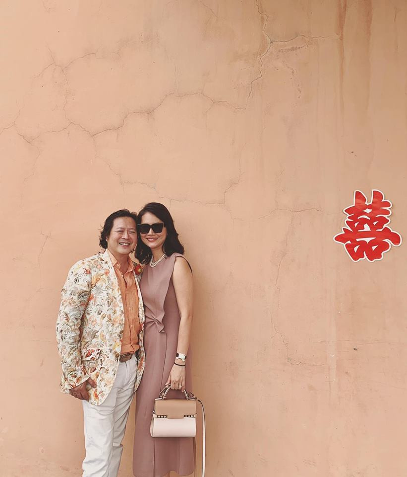 Hai vợ chồng chụp ảnh cùng nhau bất cứ nơi nào họ tới.