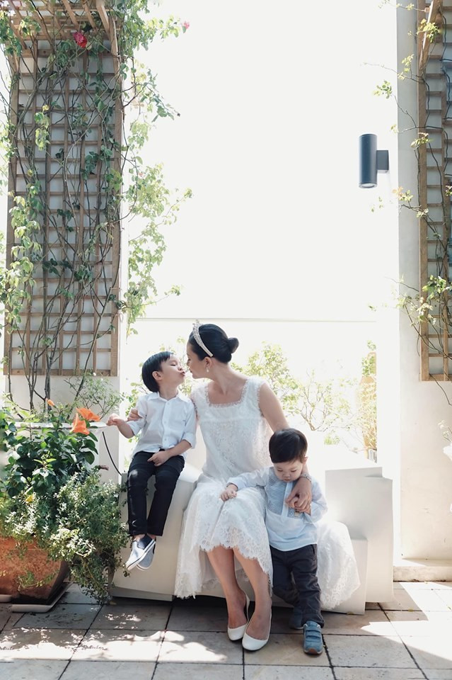 Hình ảnh hạnh phúc bên hai con vừa được Đỗ Hải Yến chia sẻ vào ngày đầu tiên cô bước sang tuổi 38.