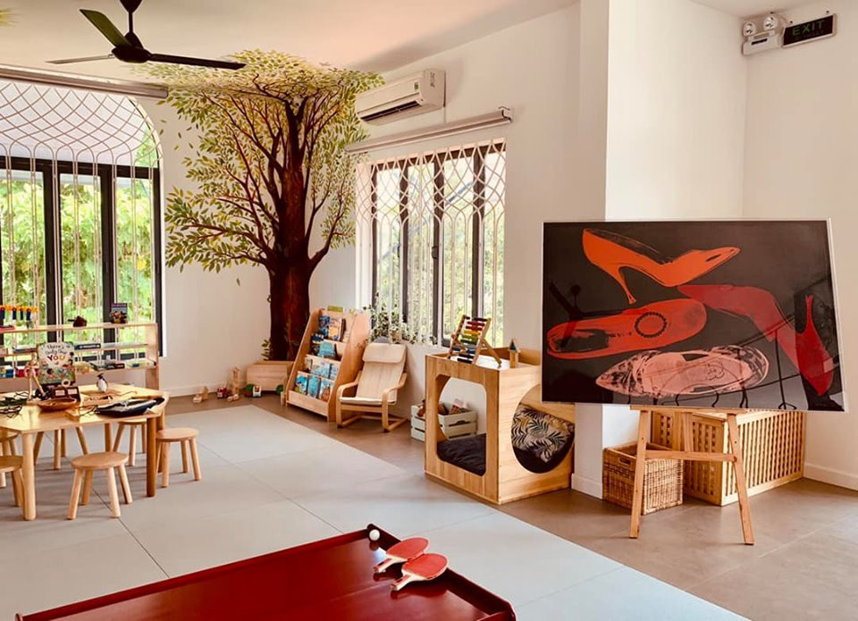 Một tác phẩm của Andy Warhol cũng được mua về và đặt tại trường mầm non do họ xây dựng.