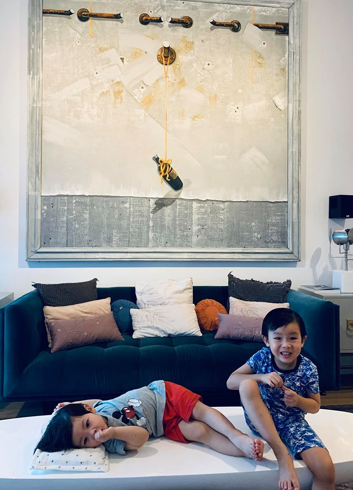 Trong nhiều chuyến đi, những bức tranh theo chân 2 vợ chồng về và xuất hiện nhiều nơi trong nhà.