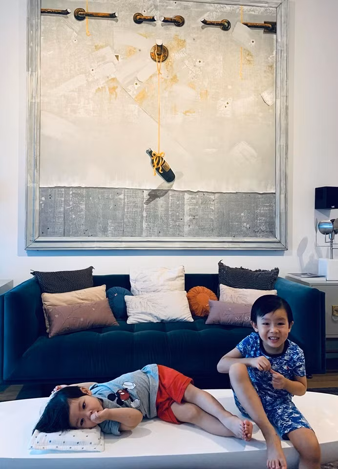 Trong nhiều chuyến đi, những bức tranh theo chân 2 vợ chồng về và xuất hiện nhiều nơi trong nhà.