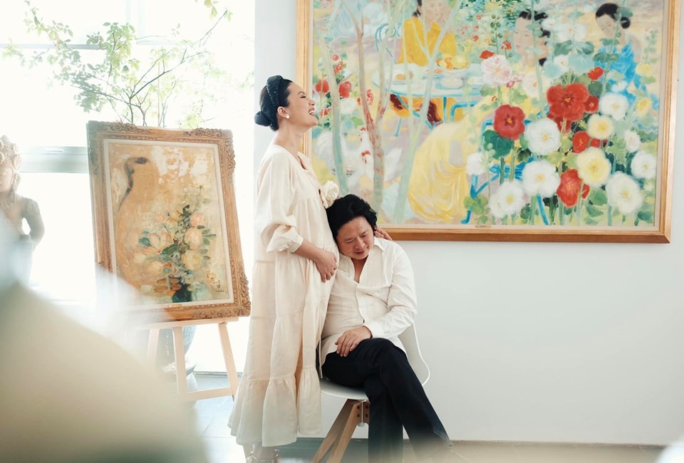 Trước đó, nữ diễn viên sinh năm 1982 nhận nhiều lời chúc mừng từ bạn bè khi chia sẻ bức hình cô đang mang bầu và cười hạnh phúc bên người chồng hiện tại.