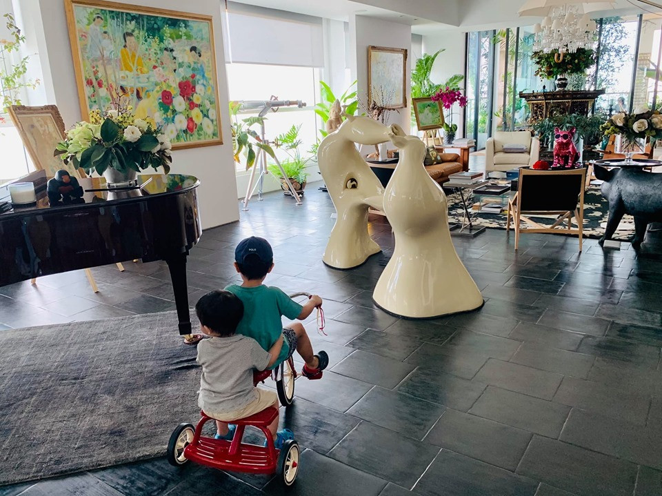 Hai con của Đỗ Hải Yến chơi trong nhà, bé lớn 4 tuổi 3 tháng, bé thứ 2 chuẩn bị tròn 2 tuổi.