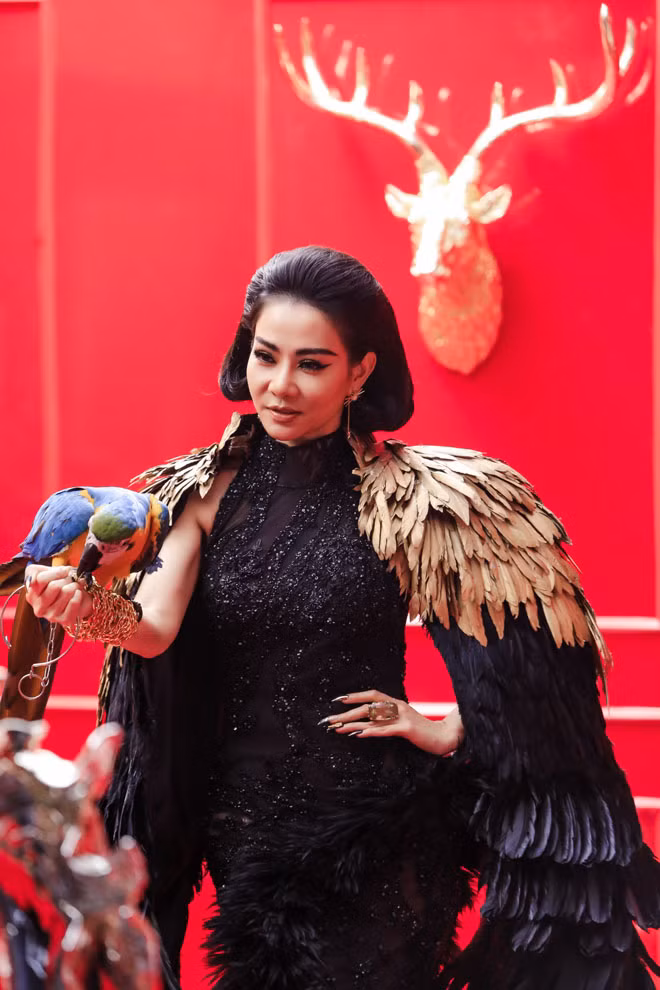 Thu Minh gay tranh cai vi tu goi minh la 