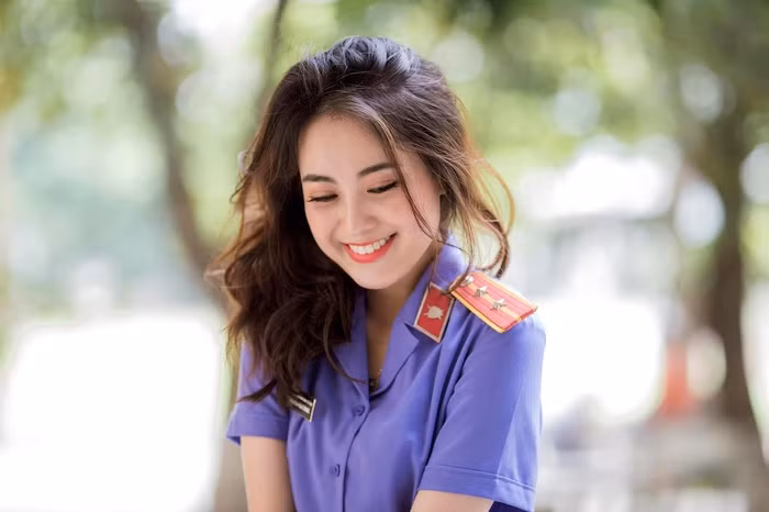 Cô từng tốt nghiệp loại giỏi, nhận giấy khen đạt thành tích xuất sắc trong học tập, từng đảm nhận chức phó chủ nhiệm câu lạc bộ Kiểm sát trẻ.