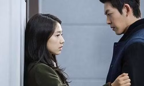 Nghi ngo bi ban gai cam sung