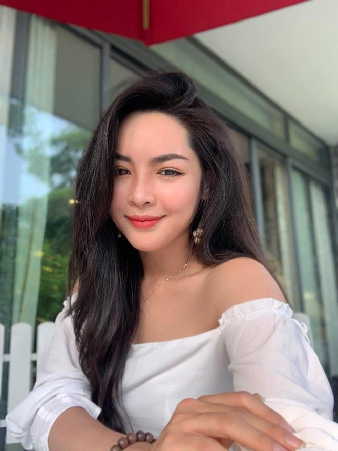 Sau khi thay đổi diện mạo, Thanh Quỳnh nhận được nhiều sự chú ý. Hàng loạt lời mời làm mẫu ảnh, MC hay đóng quảng cáo cũng được các nhãn hàng gửi đến 9X. Từ cô gái hay ngại ngùng, tự ti, Quỳnh dần trở nên cởi mở, năng động hơn.