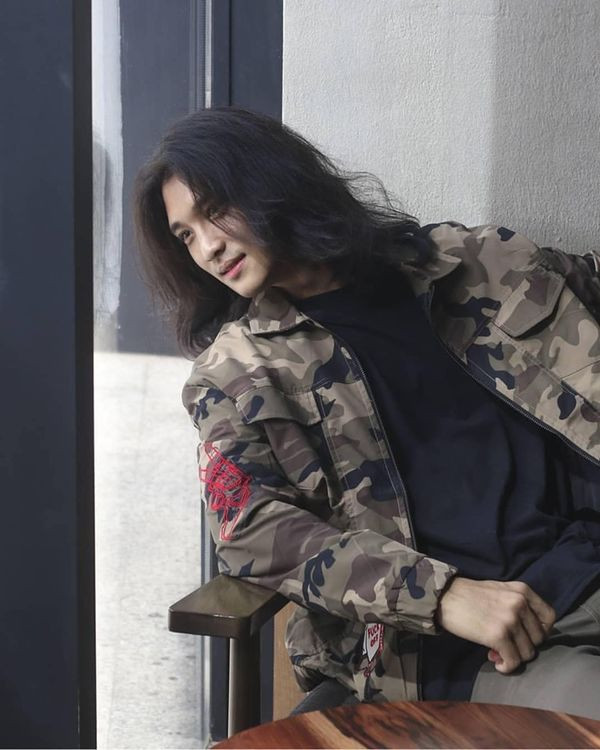 Cao, 6 múi, mũi cao, cơ bắp, tóc dài, lãng tử…. hầu như anh chàng này đã hội tụ tất cả những ưu điểm đủ để khiến phái nữ phải xuýt xoa khen ngợi. Loạt ảnh khi vừa đăng tải đã nhận được hàng nghìn lượt thích và xin info của Hội những người mê trai đẹp. Rất nhanh chóng, danh tính anh chàng này đã được tìm ra. Đó là Paing Takhon, sinh ngày 17 tháng 9 năm 1996, sống ở Yangon (Myanmar). Paing Takhon có chiều cao 177 cm, hiện đang làm người mẫu, MC và gương mặt thương hiệu của rất nhiều sản phẩm.