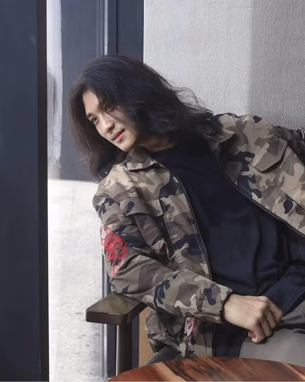 Cao, 6 múi, mũi cao, cơ bắp, tóc dài, lãng tử…. hầu như anh chàng này đã hội tụ tất cả những ưu điểm đủ để khiến phái nữ phải xuýt xoa khen ngợi. Loạt ảnh khi vừa đăng tải đã nhận được hàng nghìn lượt thích và xin info của Hội những người mê trai đẹp. Rất nhanh chóng, danh tính anh chàng này đã được tìm ra. Đó là Paing Takhon, sinh ngày 17 tháng 9 năm 1996, sống ở Yangon (Myanmar). Paing Takhon có chiều cao 177 cm, hiện đang làm người mẫu, MC và gương mặt thương hiệu của rất nhiều sản phẩm.