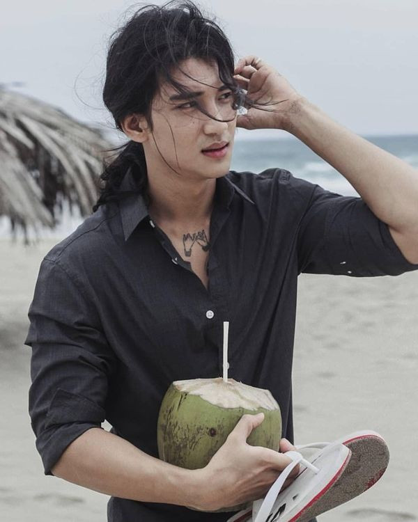 Gương mặt của Paing Takhon phủ sóng mọi nơi, vì anh đang làm đại diện cho nhiều hãng quảng cáo như điện thoại, nước tăng lực, đồ uống… Ngoài ra, Paing Takhon còn là đồng sáng lập một thương hiệu mỹ phẩm nổi tiếng ở đây nữa.