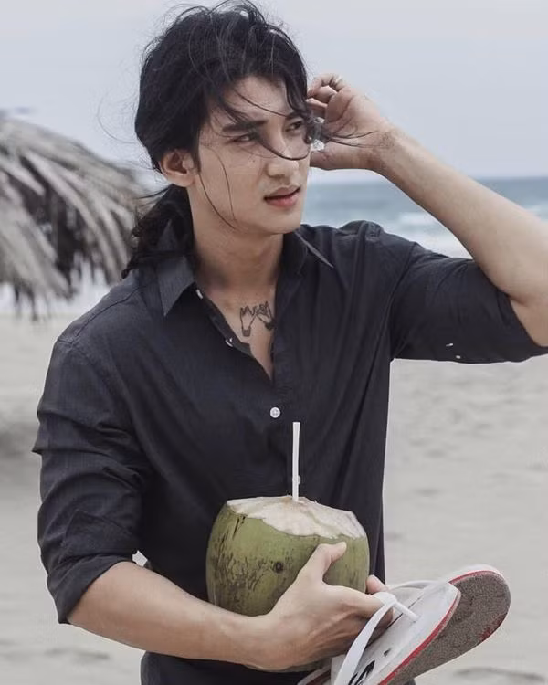 Gương mặt của Paing Takhon phủ sóng mọi nơi, vì anh đang làm đại diện cho nhiều hãng quảng cáo như điện thoại, nước tăng lực, đồ uống… Ngoài ra, Paing Takhon còn là đồng sáng lập một thương hiệu mỹ phẩm nổi tiếng ở đây nữa.