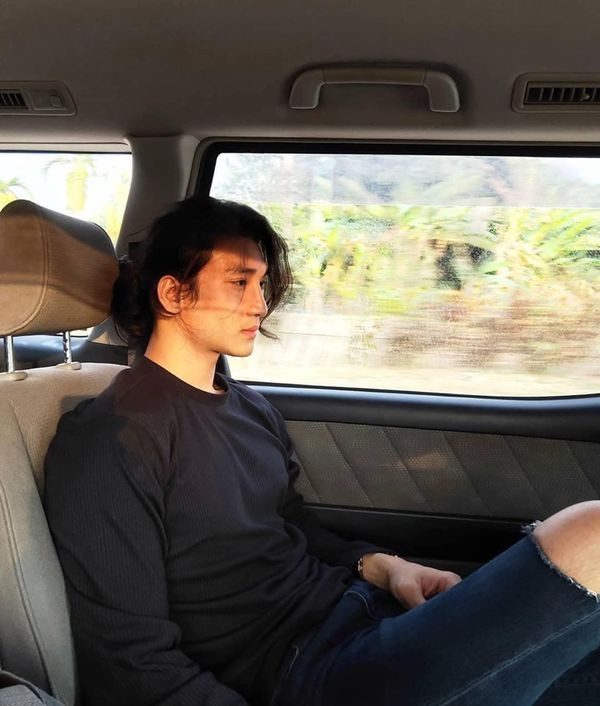 Lúc trước, Paing Takhon để tóc ngắn. Nhưng 1 năm gần đây, anh đã theo đuổi hình tượng trưởng thành hơn với mái tóc dài. Paing Takhon là trai đẹp khá nổi tiếng ở Myanmar khi có hơn 1 triệu người theo dõi trên Facebook.