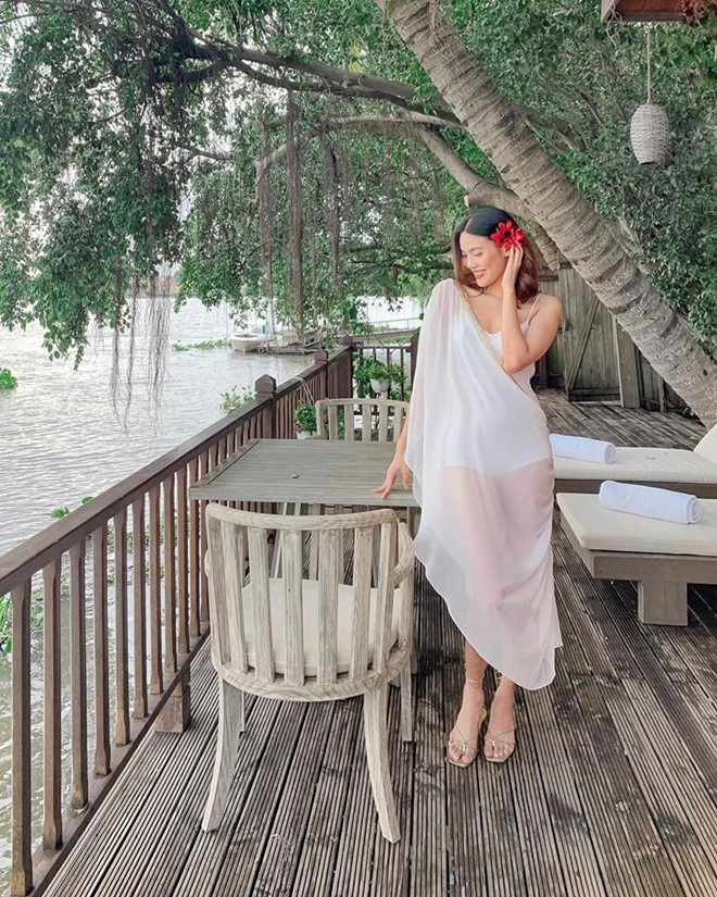 Vóc dáng của Lan Khuê gần như không thay đổi ở tháng thứ 5 thai kỳ. Cô đang có cuộc sống hạnh phúc, viên mãn bên chồng doanh nhân giàu có. Từ khi kết hôn, người mẫu 9X hạn chế tham gia hoạt động giải trí, ngày càng kín tiếng.