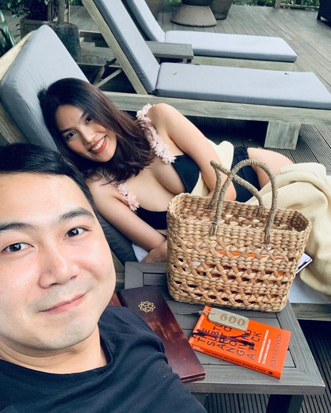 Theo chia sẻ của Lan Khuê trên trang cá nhân, cô đang ở tháng thứ 5 của thai kỳ. Người đẹp không tăng cân nhiều, vóc dáng vẫn thọn gọn, gương mặt chưa thay đổi. Khi doanh nhân John Tuấn Nguyễn đăng ảnh chụp cùng bà xã, nhiều bạn bè, khán giả khen Lan Khuê là bà bầu xinh đẹp, quyến rũ.