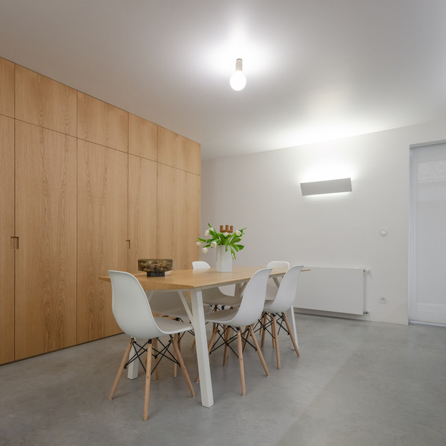 Một bàn ăn nhỏ cho cả gia đình trong một không gian khá lớn. Hầu hết mọi ngóc ngách trong ngôi nhà đều mang màu trắng sang trọng.