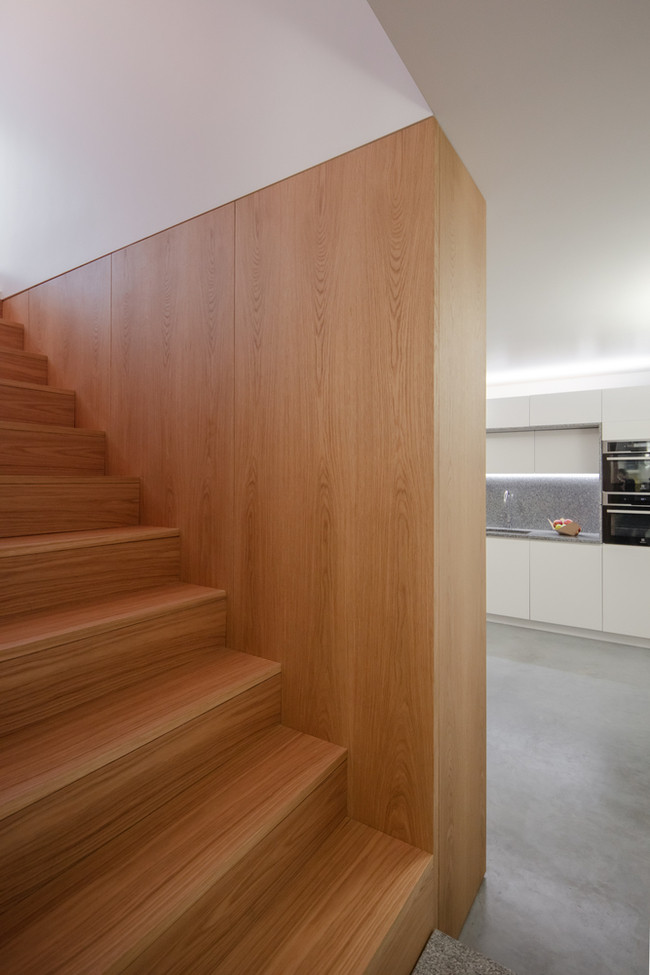 Cầu thang lên tầng 2 được ốp bằng gỗ.