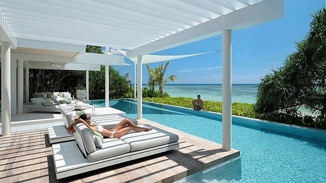 Các biệt thự có thể chứa tới 48 người, nếu bạn tập hợp đủ số người này và chia nhỏ chi phí thì giá chỉ là 2.083 USD/đêm (~47 triệu đồng) nhưng thời gian lưu trú tối thiểu 3 hoặc 5 đêm tùy thời điểm trong năm.