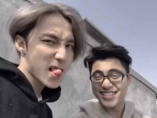 Nguyễn Việt Hoàng (sinh năm 2000) là em trai ca sĩ Sơn Tùng M-TP. Cậu bạn gây chú ý vì thường xuất hiện bên cạnh người anh nổi tiếng. Vẻ ngoài sáng và gương mặt khá giống giọng ca Hãy trao cho anh của 10X cũng khiến cậu được dân mạng quan tâm.