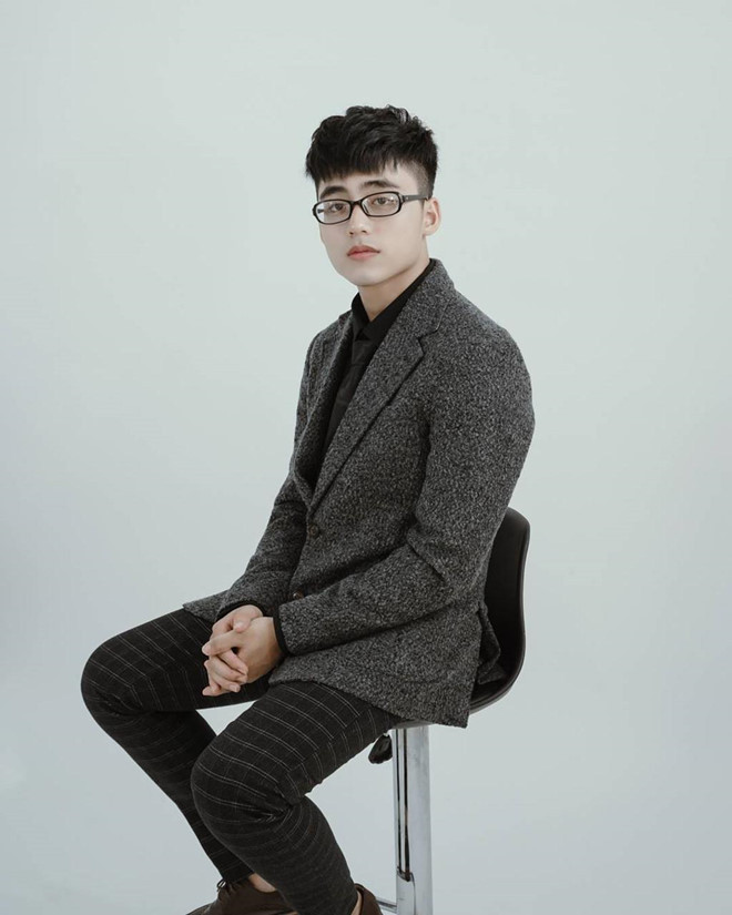 Dân mạng nói khó nhận ra đây là cậu em từng xuất hiện và song ca với chủ nhân bản hit Em của ngày hôm qua cách đây 4 năm. "Em trai Sơn Tùng M-TP trưởng thành thế này rồi cơ à? Thế hệ 10X ăn gì mà mau lớn thế không biết", @mainguyen2910 nói.