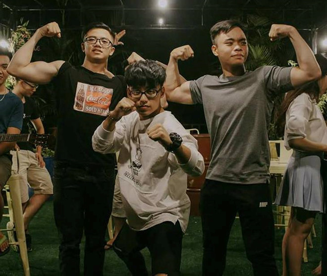 Trên trang cá nhân, Việt Hoàng thường đăng ảnh luyện tập thể thao, đặc biệt là boxing và bóng đá. Dân mạng cho rằng đây là nguyên nhân giúp cậu bạn sinh năm 2000 có vẻ ngoài "chuẩn men" như hiện tại.