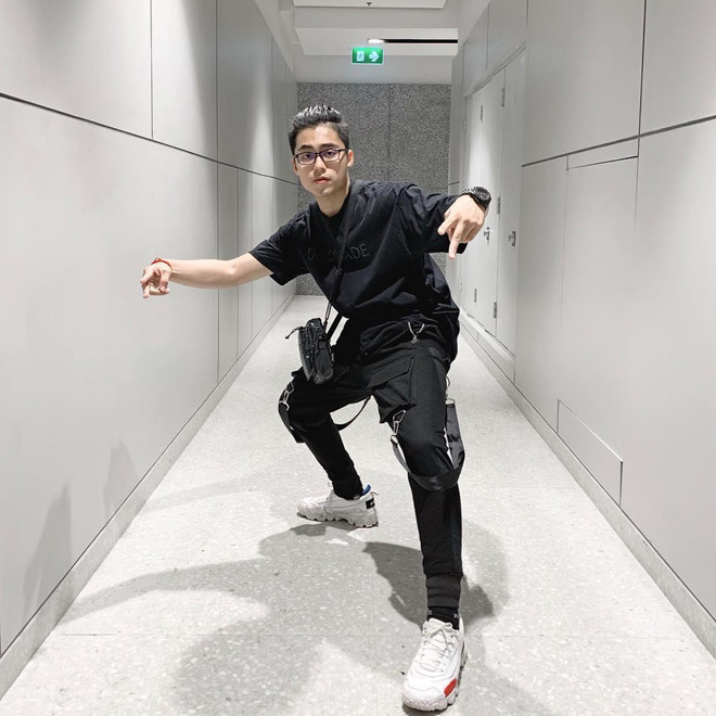 Việt Hoàng còn sở hữu gout thời trang streetwear năng động và "chất" không kém anh trai.
