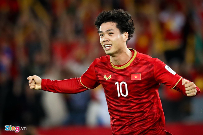 Thời gian gần đây, liên tiếp có những "tin vui" từ các tuyển thủ Việt Nam như trung vệ Bùi Tiến Dũng đính hôn hay Đức Chinh công khai bạn gái. Số cầu thủ là "hoa đã có chủ" ngày càng nhiều, vì vậy những anh chàng còn lẻ bóng được người hâm mộ "réo gọi", mong sớm tiết lộ chuyện tình cảm. Trong số này, Công Phượng là cái tên nhận được nhiều sự háo hức từ dân mạng. Ảnh: Minh Chiến.