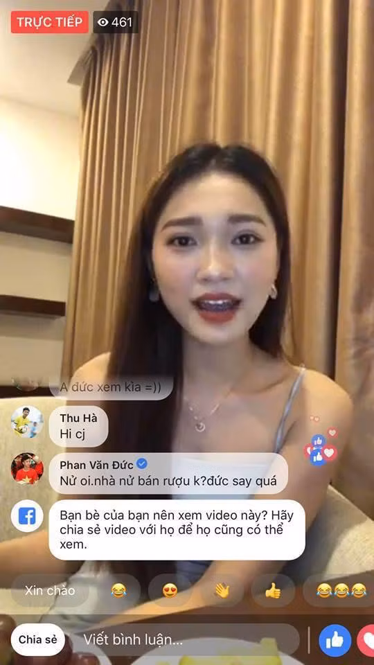 Đôi trẻ thường xuyên bình luận thân thiết qua lại trên mạng xã hội. Không chỉ vậy, nhiều bức ảnh "thả thính", ẩn ý chuyện tình cảm của Ngọc Nữ cũng được Văn Đức nhiệt tình "thả tim", khiến dân mạng càng có cơ sở tin rằng hai người là một cặp. Ảnh chụp màn hình.