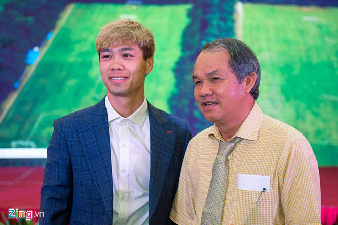 Mới đây, Công Phượng ký hợp đồng với CLB Sint-Truidense (Bỉ) có thời hạn một năm theo dạng cho mượn. Chứng kiến chàng tiền đạo sang trời Âu thi đấu, nhiều dân mạng hài hước đùa rằng có thể lâu nữa mới "hóng" được tin hẹn hò từ cầu thủ sinh năm 1995. Ảnh: Quỳnh Trang.