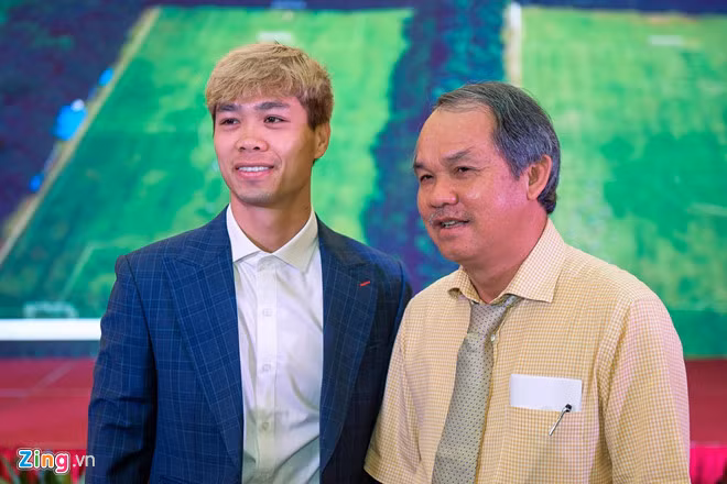 Mới đây, Công Phượng ký hợp đồng với CLB Sint-Truidense (Bỉ) có thời hạn một năm theo dạng cho mượn. Chứng kiến chàng tiền đạo sang trời Âu thi đấu, nhiều dân mạng hài hước đùa rằng có thể lâu nữa mới "hóng" được tin hẹn hò từ cầu thủ sinh năm 1995. Ảnh: Quỳnh Trang.