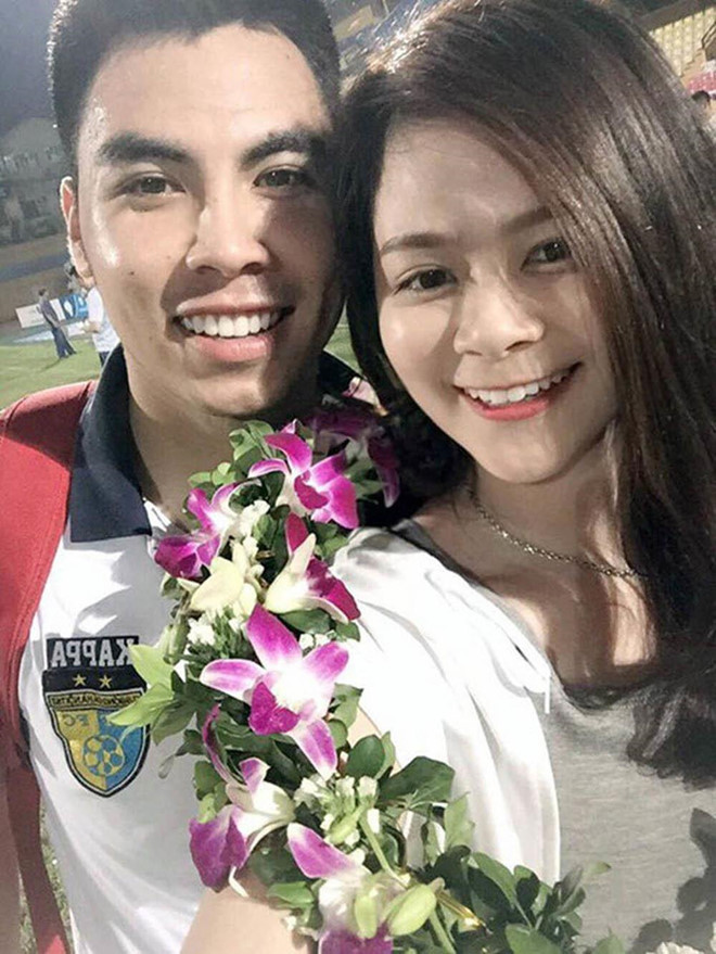 Dù chưa từng lên tiếng xác nhận, dân mạng vẫn "đào" được loạt ảnh chụp chung thân thiết của hai người. Tường Vy cũng thường đến sân xem đội tuyển Việt Nam thi đấu. Khi có người nhắc tới nam tiền vệ với ẩn ý là bạn trai cô, 9X Sài Gòn không phủ nhận, cũng không thừa nhận. Ảnh: Hồ Thụy Tường Vy.