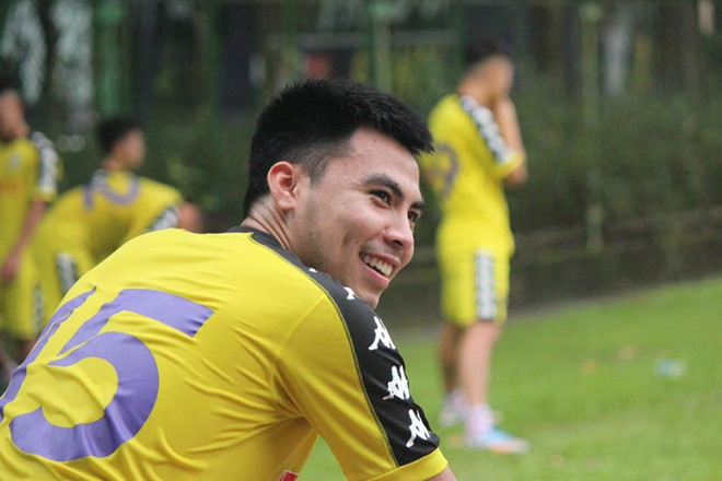 Nổi tiếng là cầu thủ "mặn mà" trong đội hình tuyển Việt Nam với những phát ngôn hài hước, bá đạo, tiền vệ Phạm Đức Huy lại là người khá kín tiếng trong chuyện tình cảm. Anh được cho là đang hẹn hò với cô gái tên Hồ Thụy Tường Vy (24 tuổi, sống tại TP.HCM). Ảnh: FBNV.