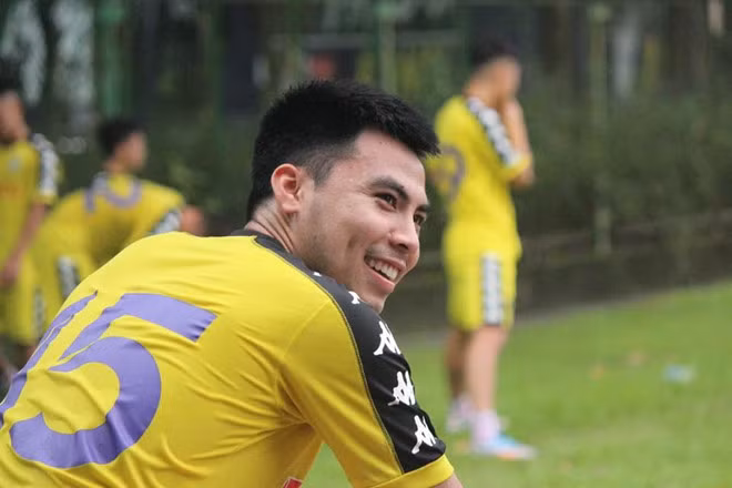 Nổi tiếng là cầu thủ "mặn mà" trong đội hình tuyển Việt Nam với những phát ngôn hài hước, bá đạo, tiền vệ Phạm Đức Huy lại là người khá kín tiếng trong chuyện tình cảm. Anh được cho là đang hẹn hò với cô gái tên Hồ Thụy Tường Vy (24 tuổi, sống tại TP.HCM). Ảnh: FBNV.