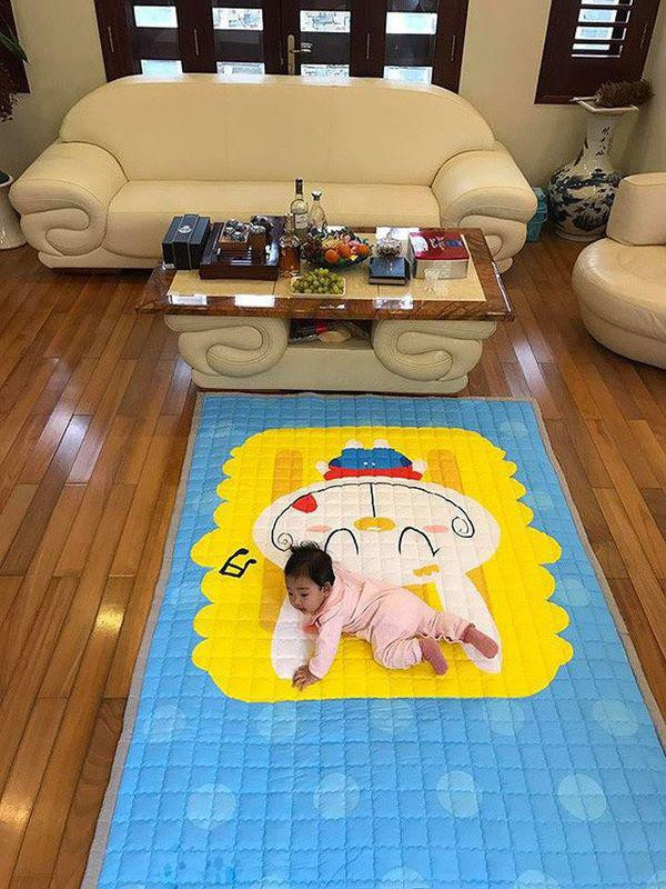 Bên trong phòng khách được đặt 1 bộ sofa trắng theo phong cách hiện đại. Sau khi quyết định lên xe hoa, Á Hậu Trà My đã có cuộc sống trong mơ của biết bao cô gái.