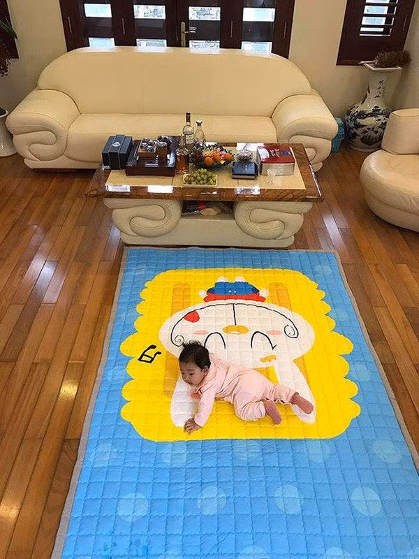 Bên trong phòng khách được đặt 1 bộ sofa trắng theo phong cách hiện đại. Sau khi quyết định lên xe hoa, Á Hậu Trà My đã có cuộc sống trong mơ của biết bao cô gái.